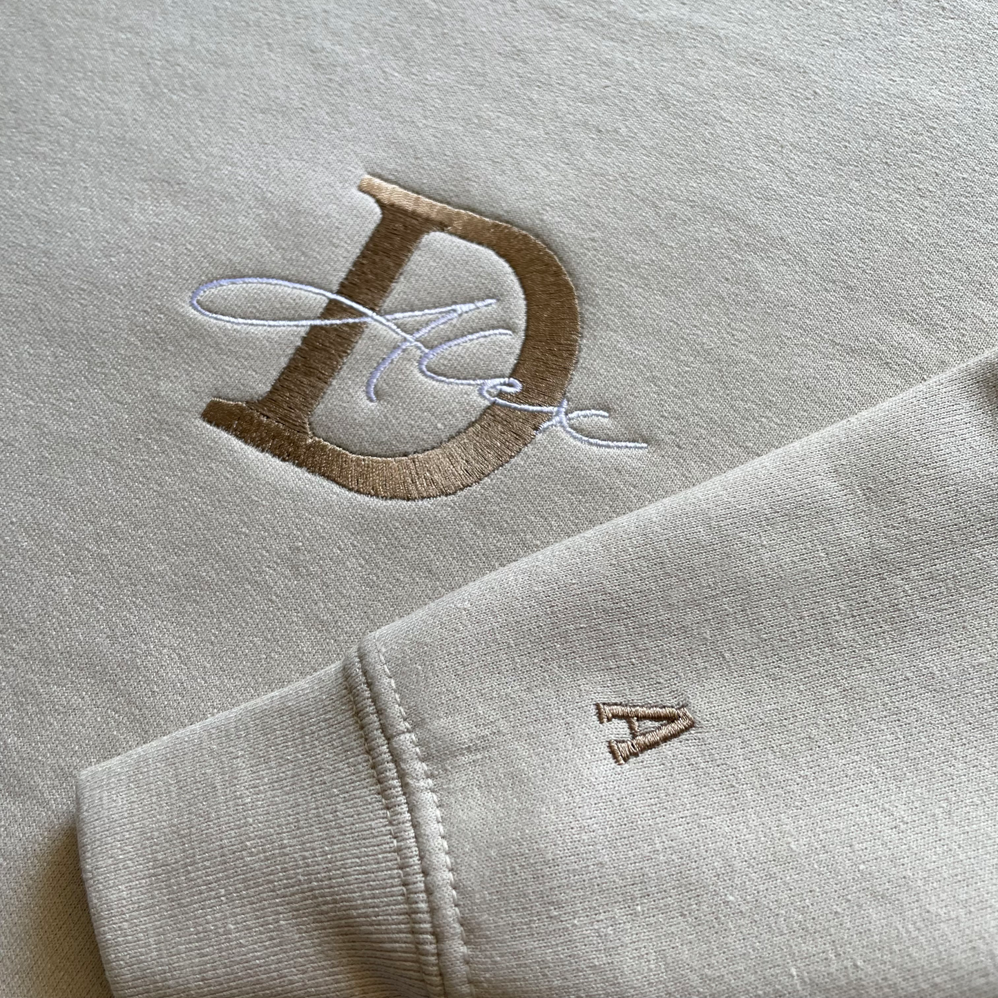 Buchstabe Personalisierter Pullover Pärchen mit Name & Ärmel bestickt